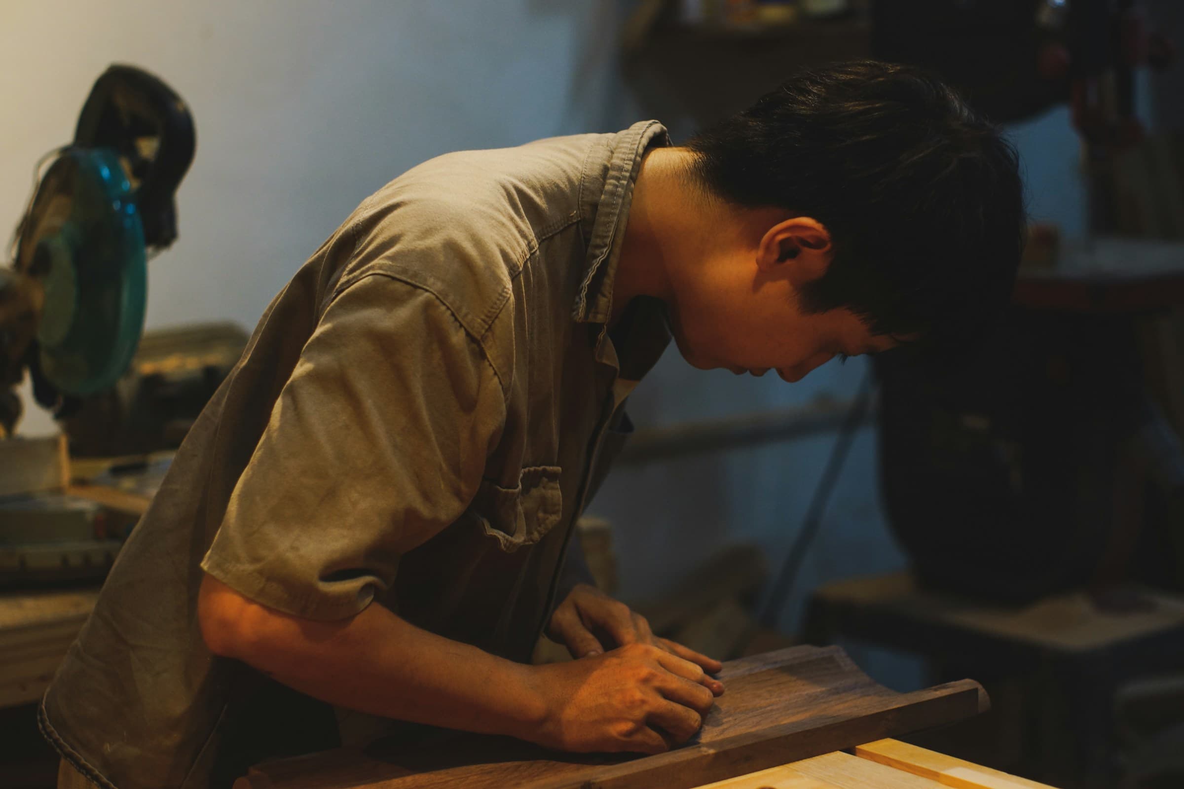 工坊中的人正在打磨一块木板(手工制作的手艺)