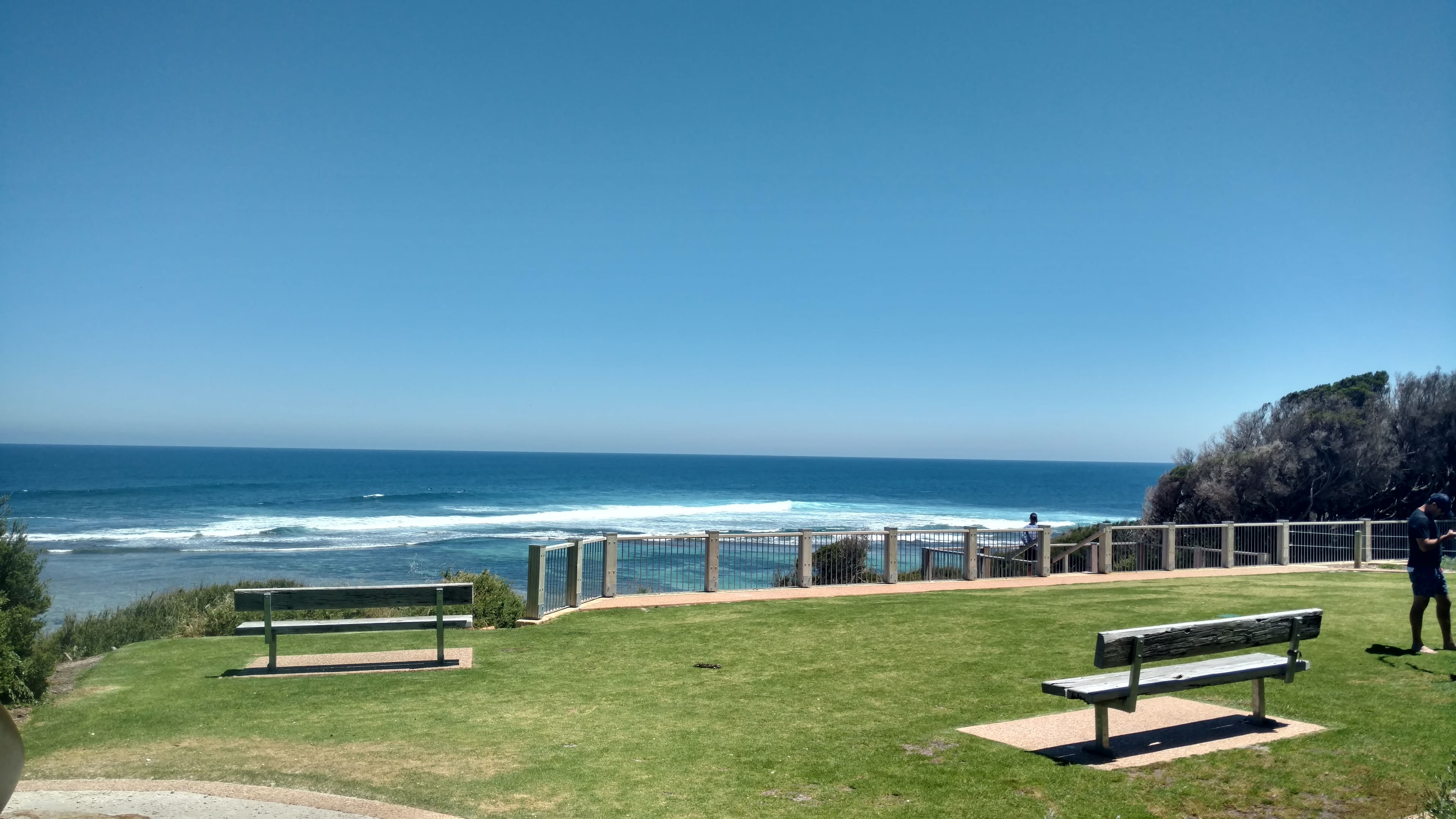 延加普海滩,浅色沙滩、青绿海水与花岗岩礁石