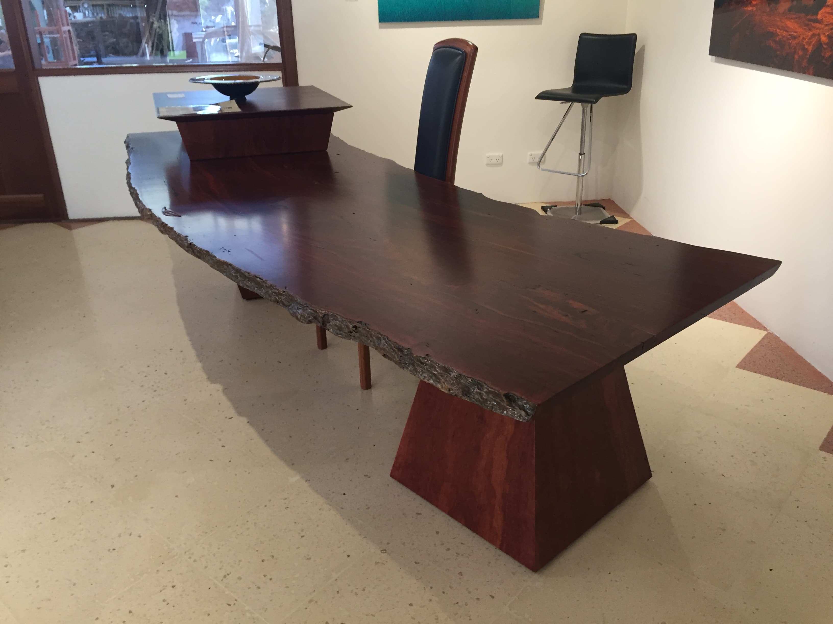 Pyramid-Pedestal Dining